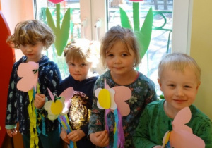 Dzieci z motylami w tle z tulipanami